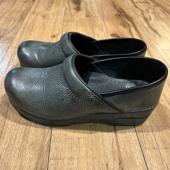 Dansko Distressed Charcoal Color Professional Clogs with Durable Sole Size 38 - Picture 2 of 11